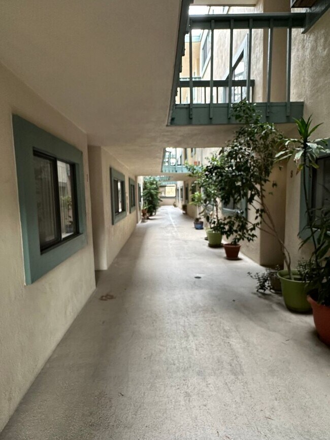 Building Photo - MISSION HILLS-SPACIOUS 2BR /2BA WITH MODER...