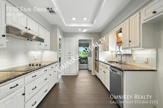Building Photo - 7938 Fair Oaks Ave