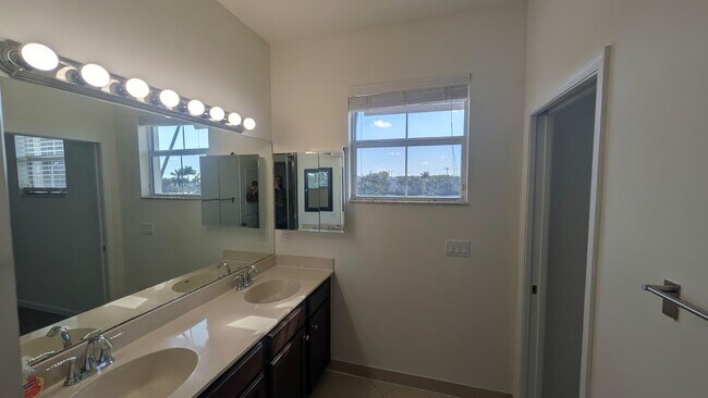 Building Photo - 4153 Cascada Cir
