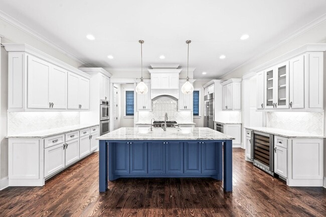 Building Photo - Stunning 5BE/4.5BA home nestled in the hig...