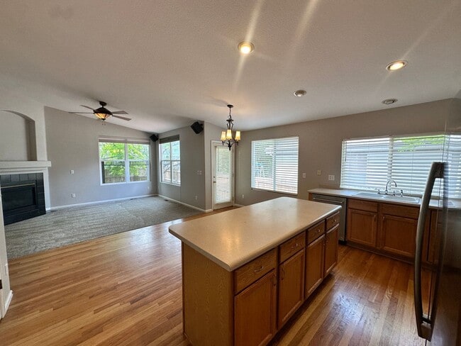 Building Photo - 3 Bedroom 3 Bath - Arapahoe Ridge Erie!