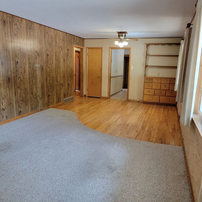 Building Photo - 5 Bed 2 Bath Home