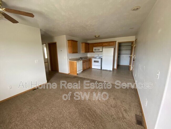 Building Photo - 1090 W Red Ln