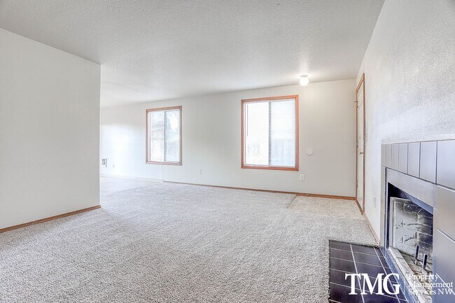 Building Photo - 618-620 SE 131st Ct.