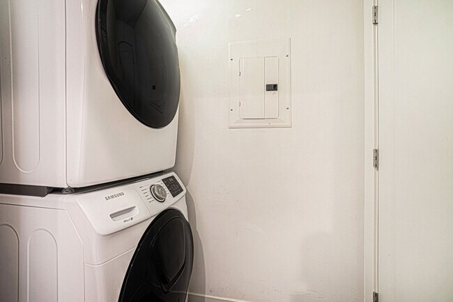 Building Photo - Modern 1 Bedroom, 1 Bath Apartment Home  Located In Historic Westport