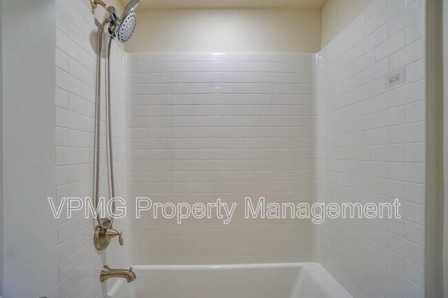 Building Photo - 7104 NE 155th Pl