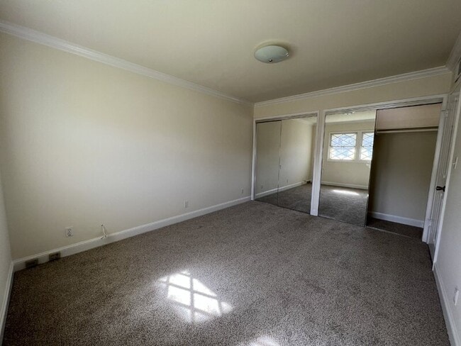 Building Photo - 25 El Camino Dr