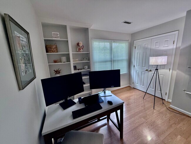 Building Photo - 2730 Wildwood Cir