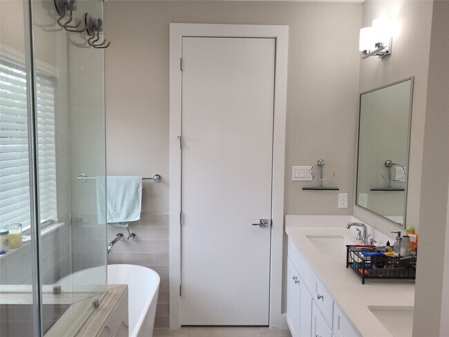 Building Photo - 240 Julia St