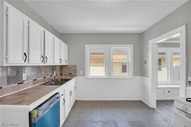 Building Photo - 10106 Greenview Ave