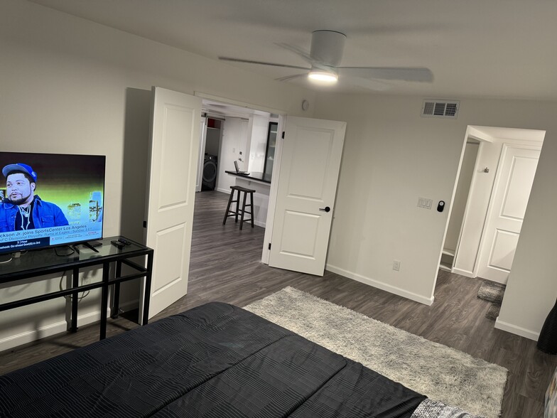 primary - 2700 Cahuenga Blvd E