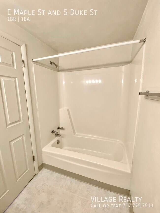 Building Photo - 501 E Maple St