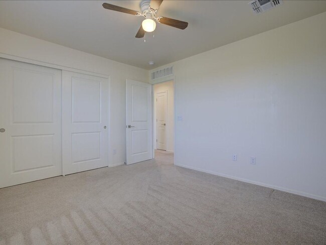 Building Photo - 3 Bedroom 2.5 Bathroom