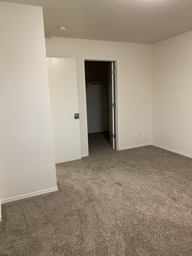 Building Photo - 3 Bdrm, 1 & 1/2 Ba | Muldoon & E 36th Ave area