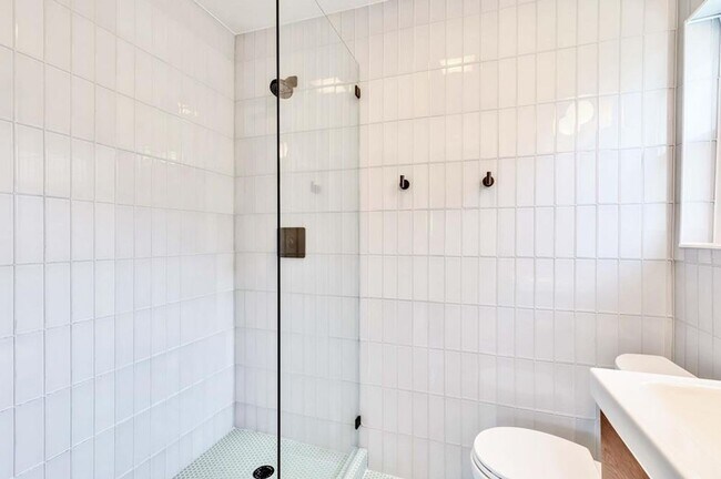 Building Photo - Beautiful 3/2 near Domain