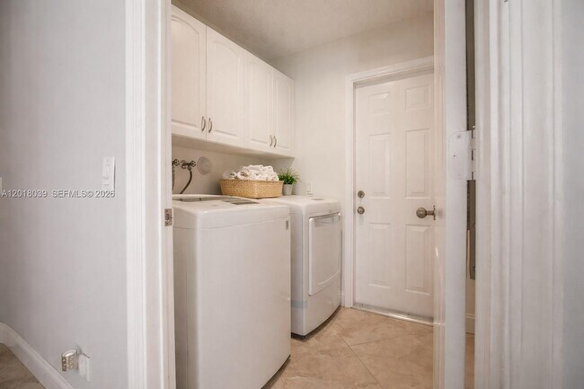 Building Photo - 777 Tanglewood Cir