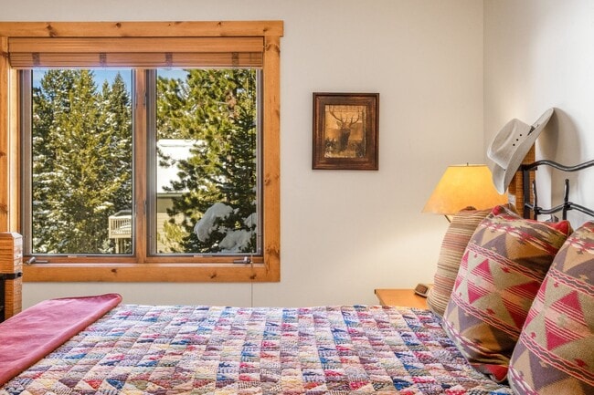 Building Photo - 4 Bed, 4 Bath Condo in The Big Sky Meadow with Garage!