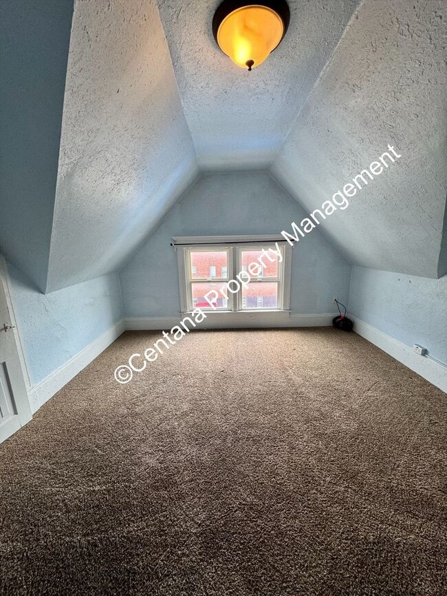 Building Photo - 5 bedroom 3 bath house with fenced yard