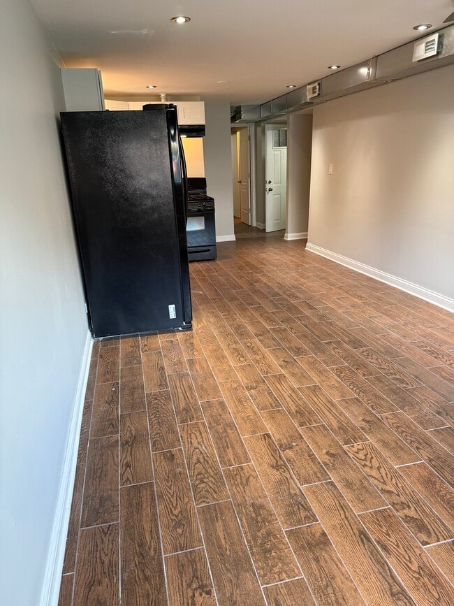 Building Photo - 1648 N McVicker Ave