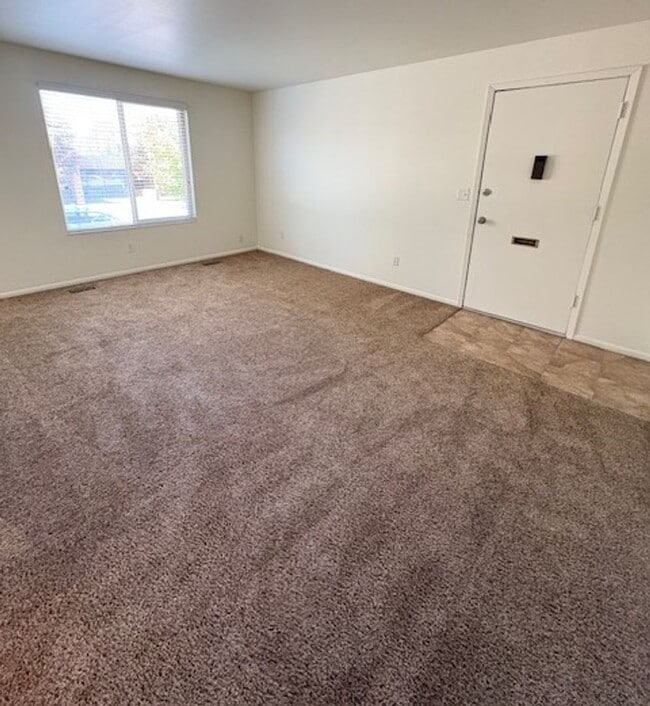 Building Photo - 2 Bedroom Apartment in Holladay!