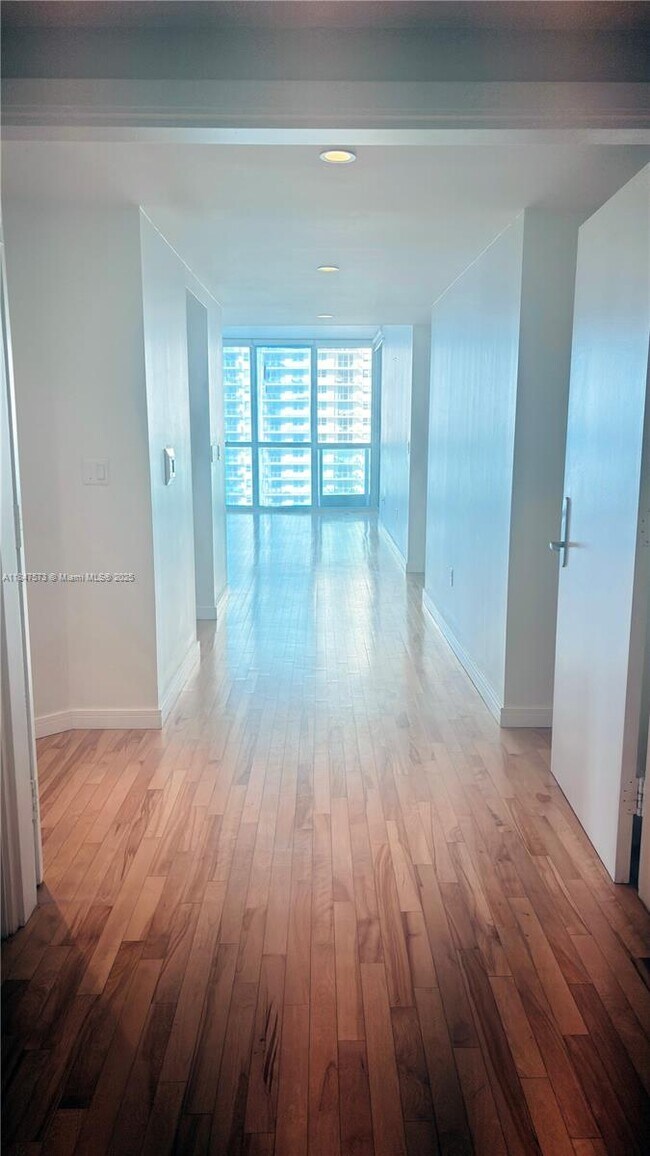 Building Photo - 1331 Brickell Bay Dr