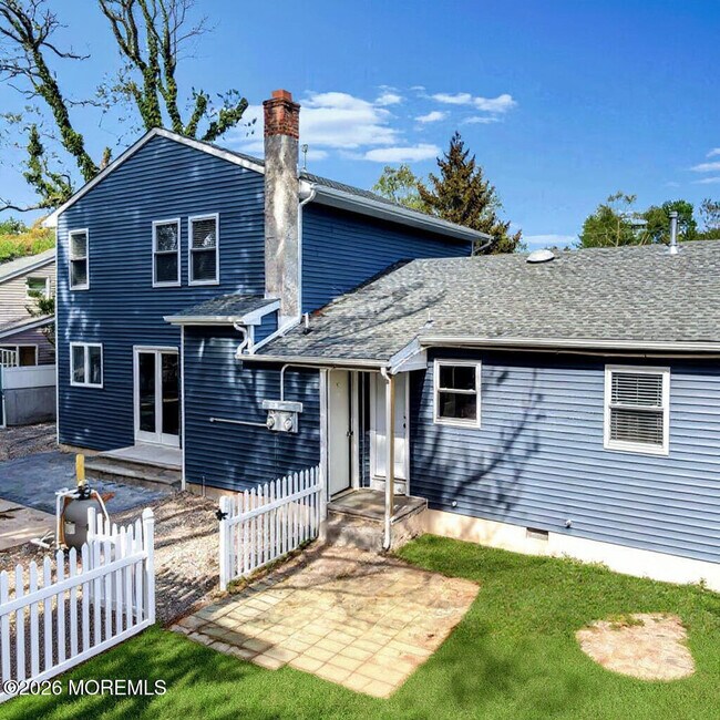 Building Photo - 1143-1145-1145 Roe Ave