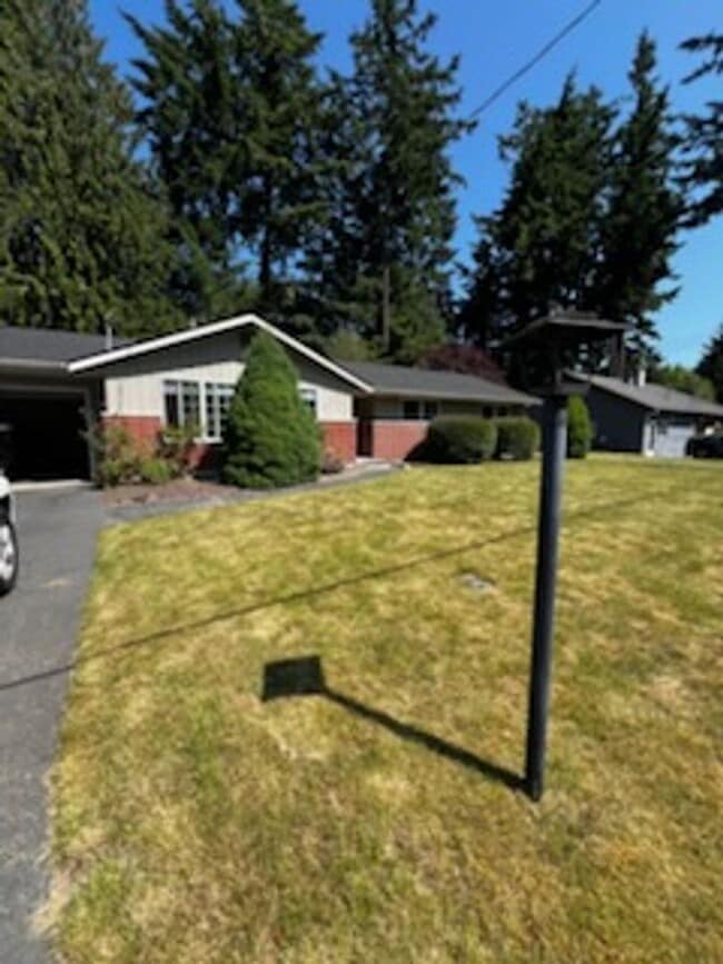 Building Photo - Lovely Lakewood single level 3 Bedroom 2 f...