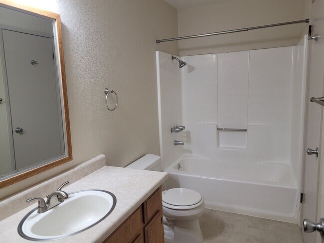 Building Photo - 2 Bedroom 1.5 Bath Condo - HOA community i...