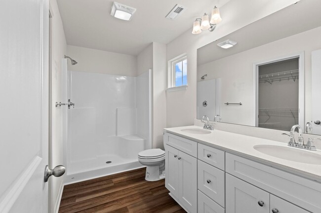 Building Photo - Welcome to your new home in the heart of L...