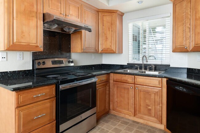 Building Photo - 208 Sequim Common
