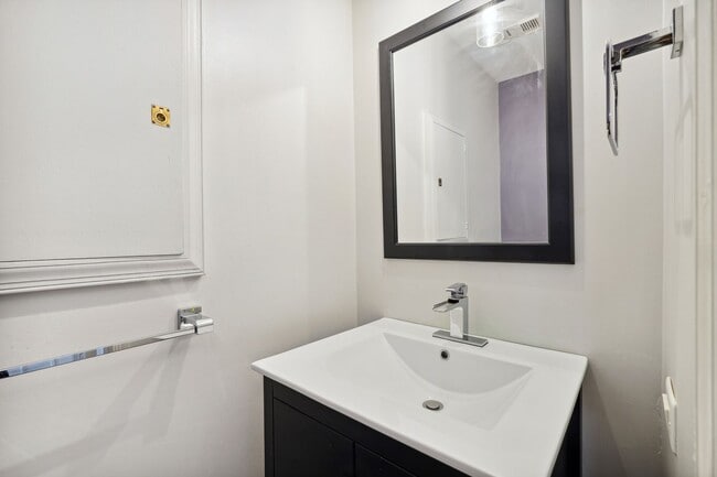 Building Photo - Available Now! Updated //3 Bedroom 2.5 Bat...