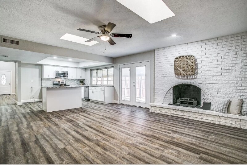 Building Photo - 1530 Carnation Dr