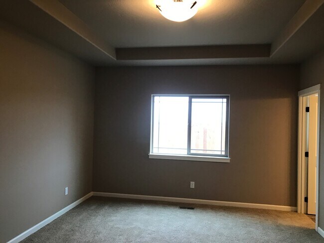Building Photo - Single Level Home 3 Bedroom / 2 Bathroom in NW Redmond Oregon