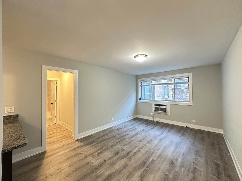 Building Photo - 447 W Surf St