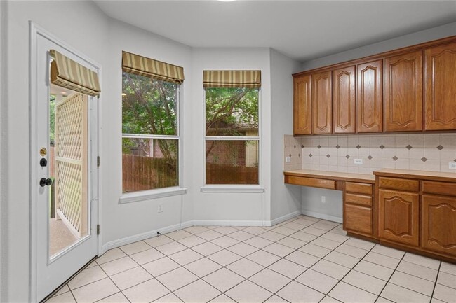 Building Photo - 10700 Pointe View Dr