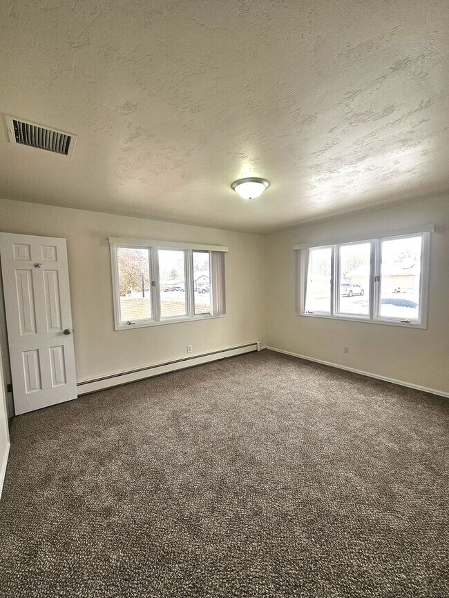 Building Photo - Beautiful home on the Golf Course