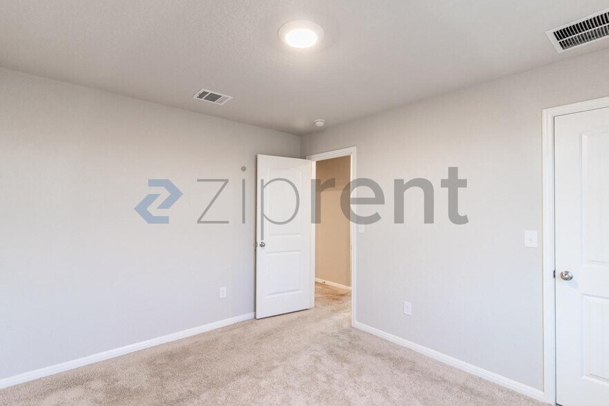 Building Photo - Unit