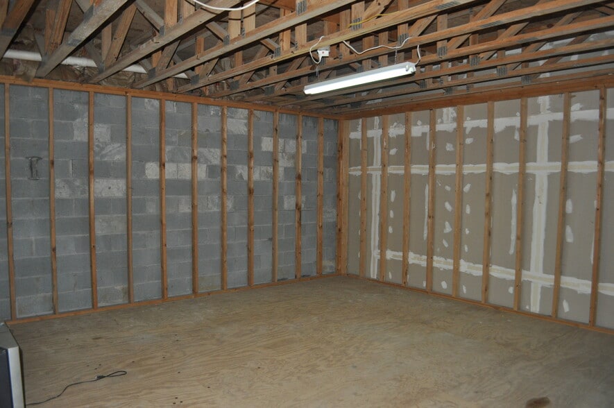 Basement room #2 - 3246 Mountain Spring Way