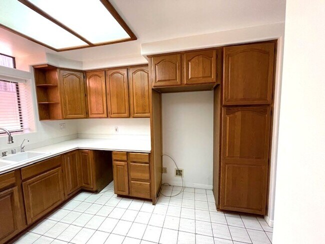 Building Photo - Quaint Gated Community near Pacific View Mall