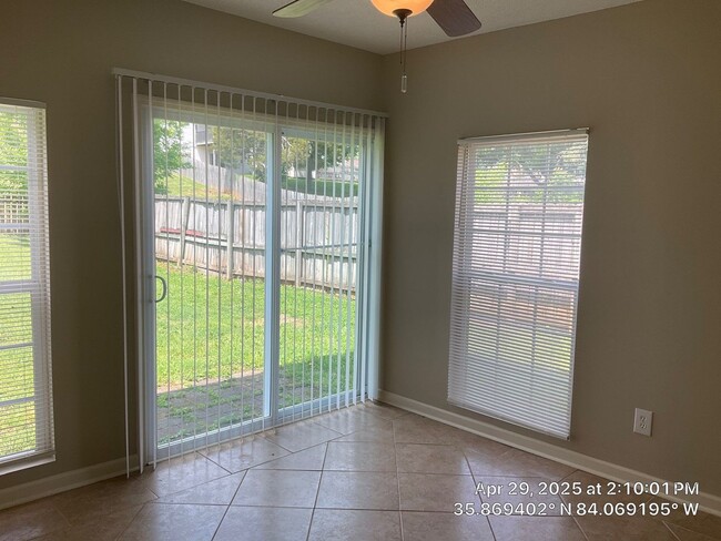 Building Photo - 3 Bedroom / 2.5 Bath House Available Now