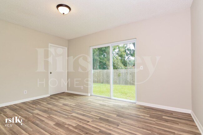Building Photo - 500 Brenda Dr