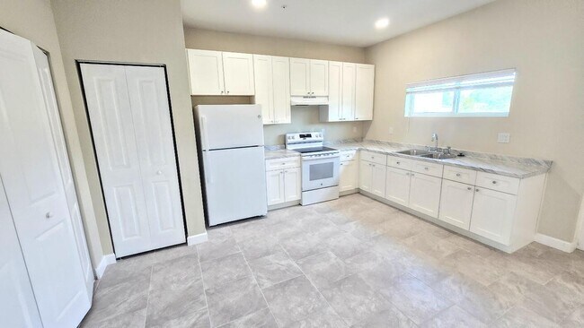 Building Photo - 4957 Serafica Dr