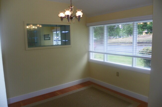 Building Photo - PETS CONSIDERED! Located in Bend's HISTORIC District, Walk to Drake Park! A/C, All Appliances, Ha...