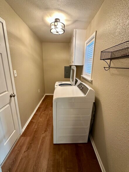 Building Photo - 1316 Eastview Dr