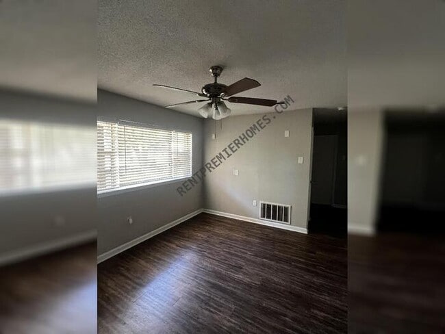 Building Photo - 404 Live Oak Dr