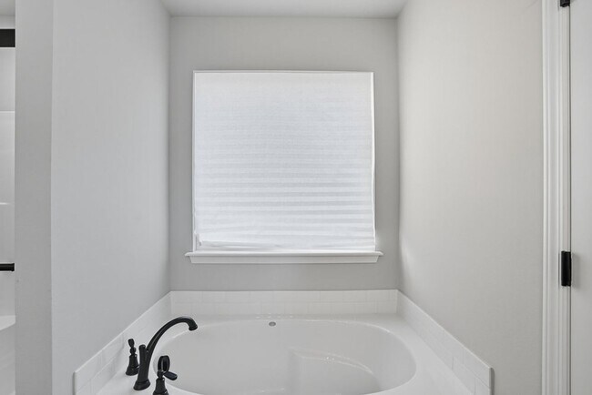 Building Photo - Like new, Move in Ready.