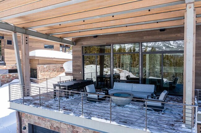 Building Photo - 10 Tree Line Ln