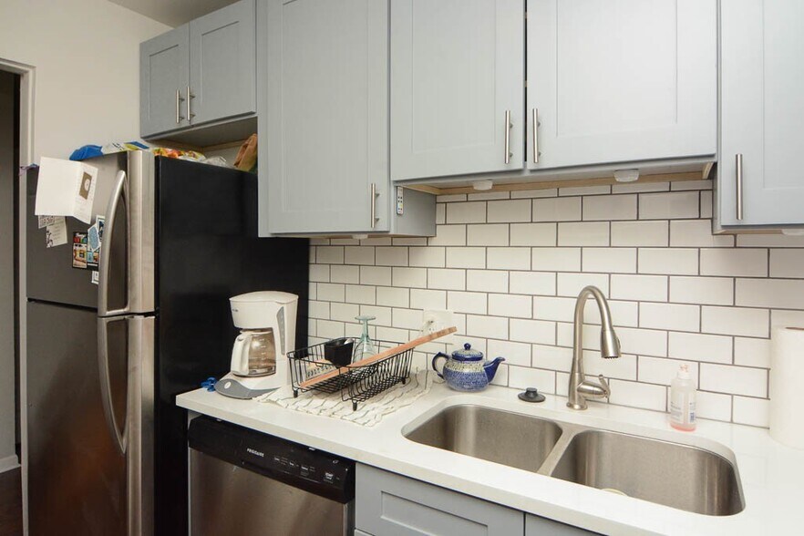 Building Photo - 7319 N Rogers Ave