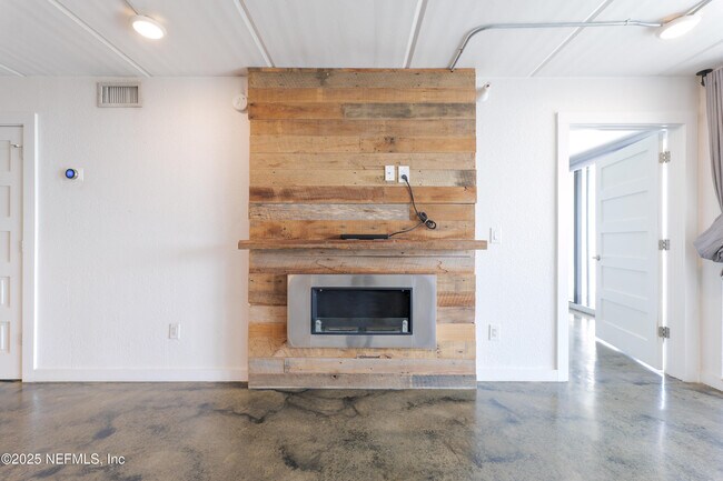 Building Photo - 275 1st St S