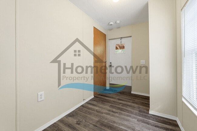 Building Photo - 2 Bedroom 1 Bath Home with Off Street Parking Available in Sagle!